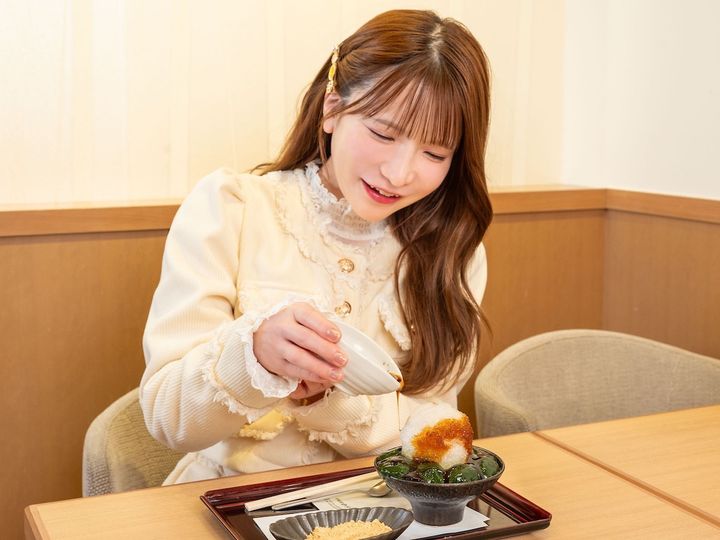 さっそく実食！ 「抹茶わらびもち」に付属の黒蜜をたっぷりかけていただきましょう