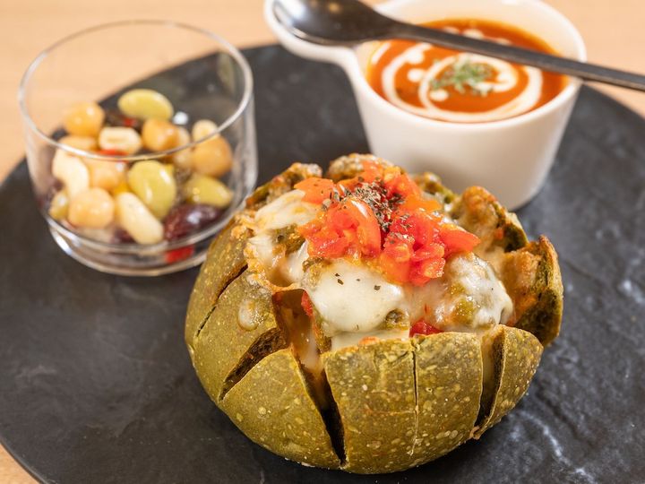 「プル ア パート ブレッド（マルゲリータ）」 単品1320円 ※サラダ・スープ付き