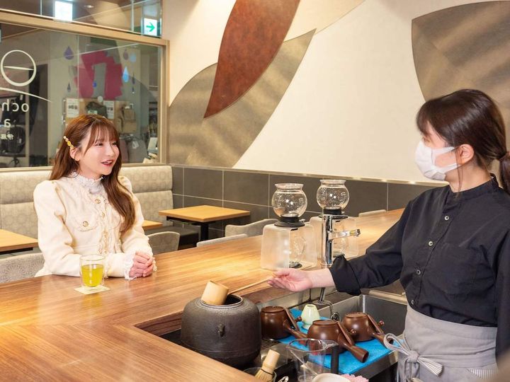 カウンター席はお点前を間近で臨める特等席