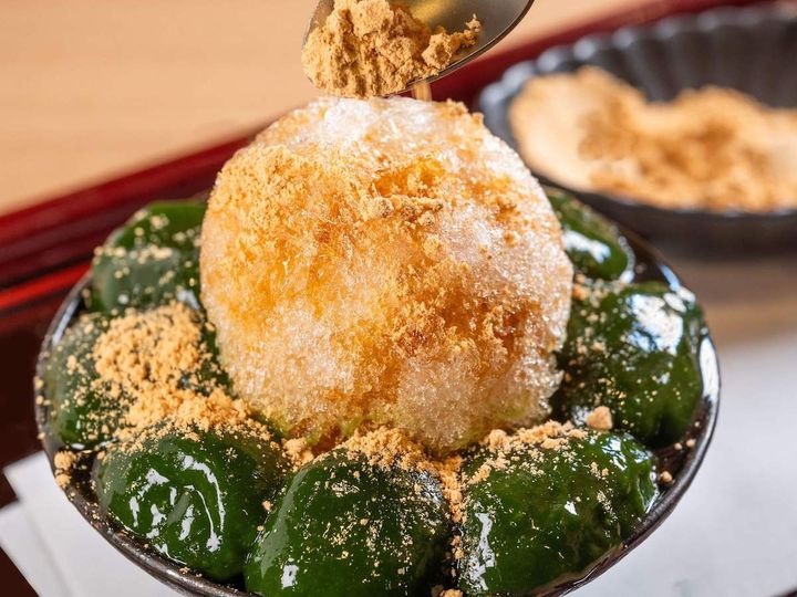 黒蜜を全体にまわしかけた後は、お好みできな粉をどうぞ！