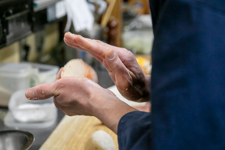 羽釜ごはんがおいしい♪ 炊きたてごはんのおにぎりでエネルギーチャージ 千駄木「おにぎりカフェ 利さく」