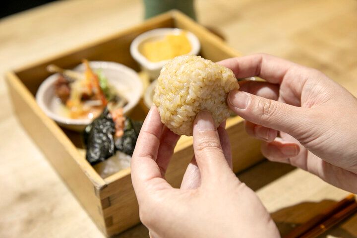 羽釜ごはんがおいしい♪ 炊きたてごはんのおにぎりでエネルギーチャージ 千駄木「おにぎりカフェ 利さく」