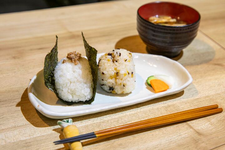 羽釜ごはんがおいしい♪ 炊きたてごはんのおにぎりでエネルギーチャージ 千駄木「おにぎりカフェ 利さく」