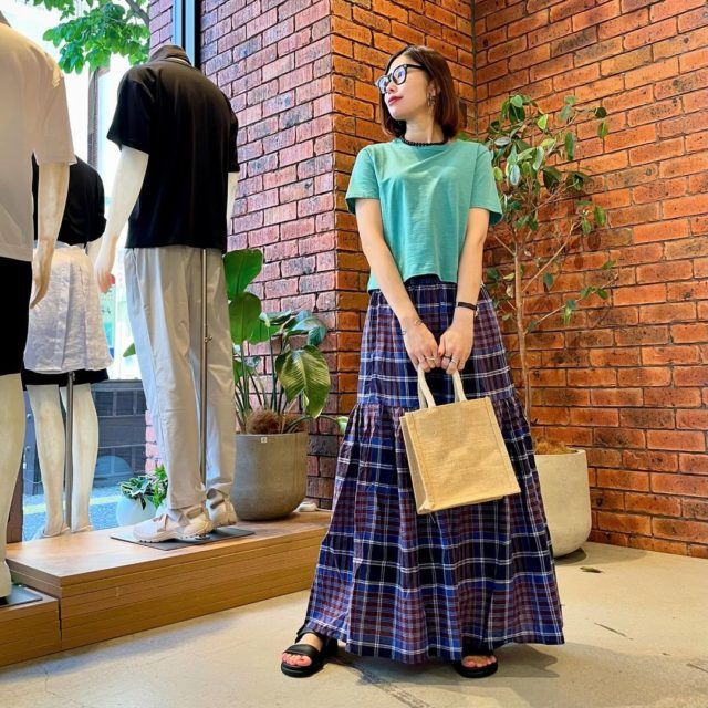 グリーンのムラ糸ショート丈半袖Tシャツを着用したコーデ