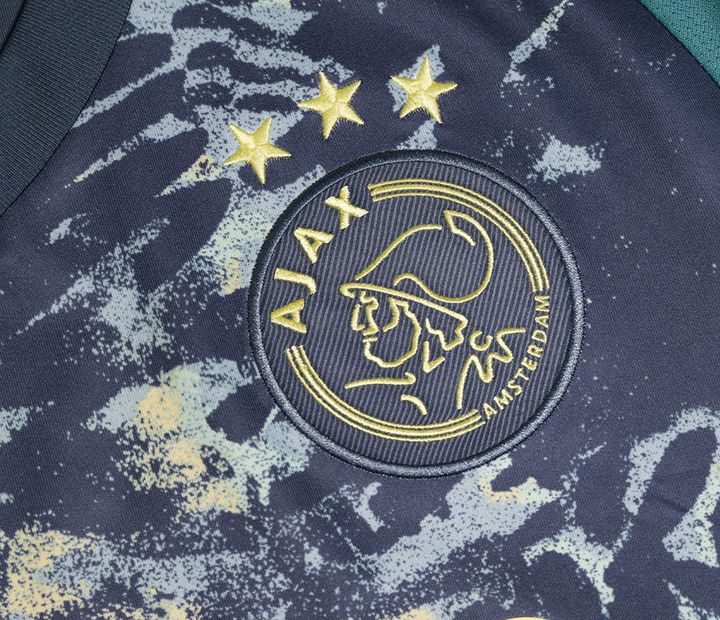 “芸術の街”のアヤックス、2024-25新ユニフォームを発表！創造性を大胆なタッチで鮮やかに描く