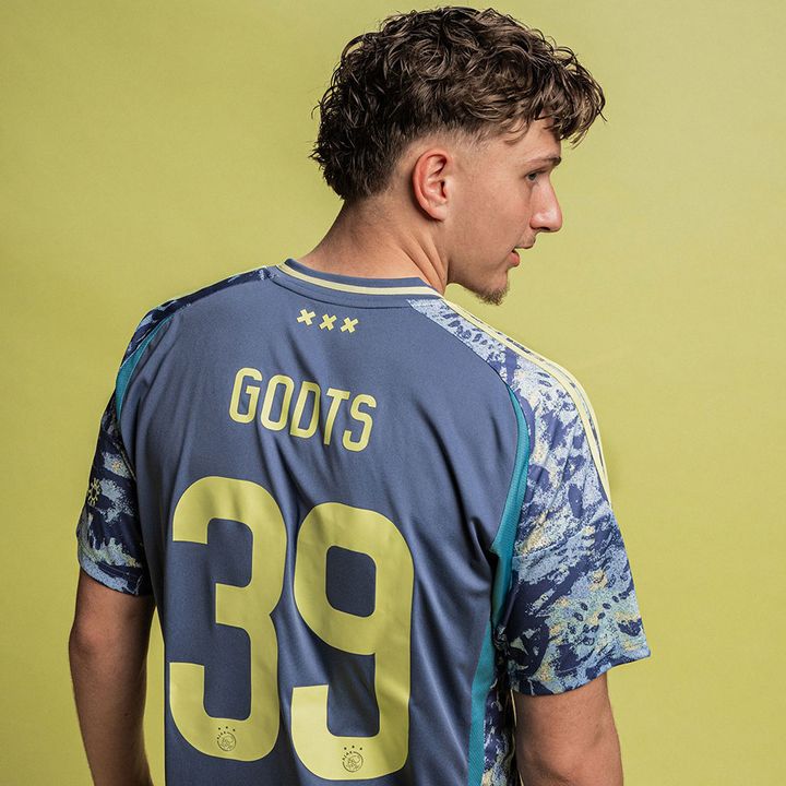 “芸術の街”のアヤックス、2024-25新ユニフォームを発表！創造性を大胆なタッチで鮮やかに描く