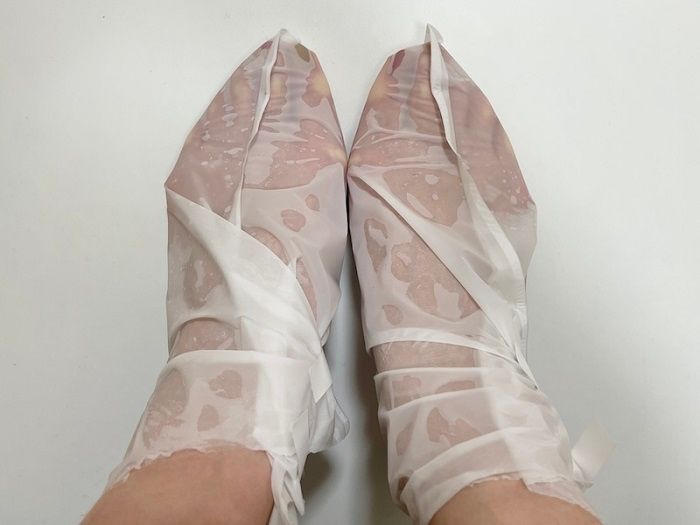 角質を落とすフットマスクを足に装着