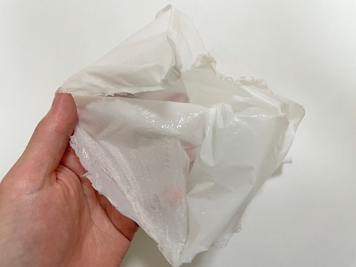 角質を落とすフットマスクを広げる