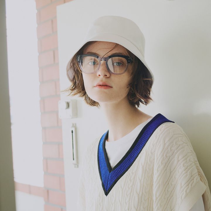 初夏のホワイトデニムコーデは、ブルーが効いたチルデンベストでトラッドに仕上げて！【マイスタンダードブック】