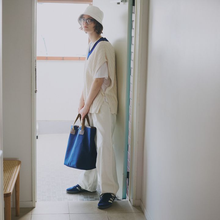 初夏のホワイトデニムコーデは、ブルーが効いたチルデンベストでトラッドに仕上げて！【マイスタンダードブック】