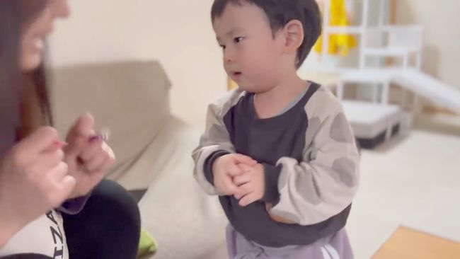 19才差の姉に叱られた1才児。あからさまな落ち込みっぷりがかわいい！