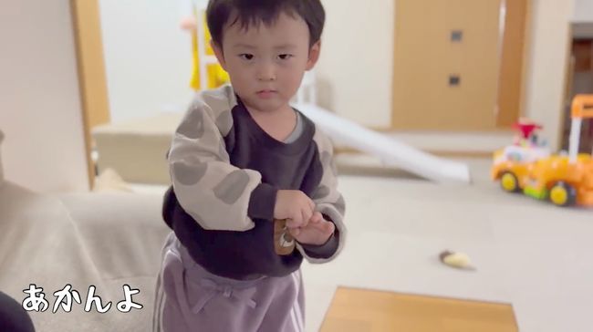 19才差の姉に叱られた1才児。あからさまな落ち込みっぷりがかわいい！