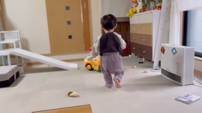 19才差の姉に叱られた1才児。あからさまな落ち込みっぷりがかわいい！