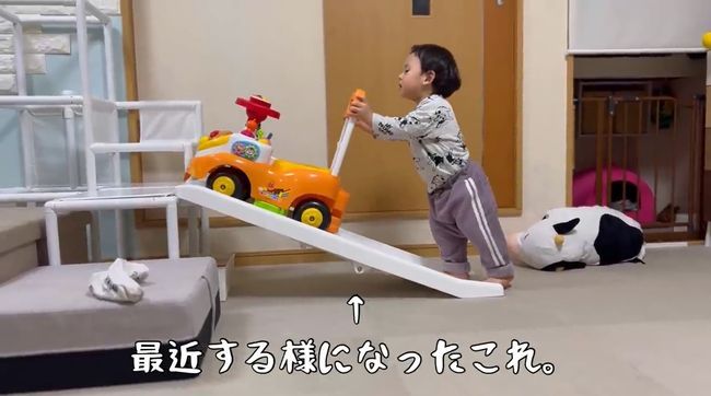 19才差の姉に叱られた1才児。あからさまな落ち込みっぷりがかわいい！