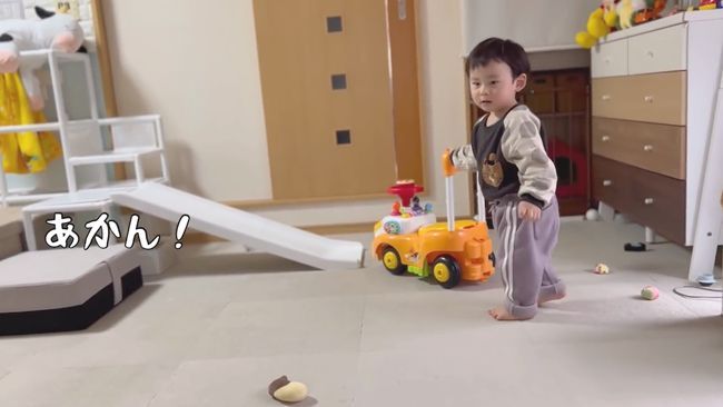 19才差の姉に叱られた1才児。あからさまな落ち込みっぷりがかわいい！