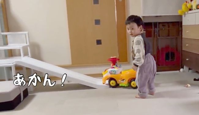 19才差の姉に叱られた1才児。あからさまな落ち込みっぷりがかわいい！