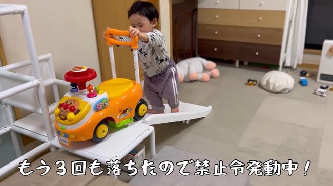 19才差の姉に叱られた1才児。あからさまな落ち込みっぷりがかわいい！