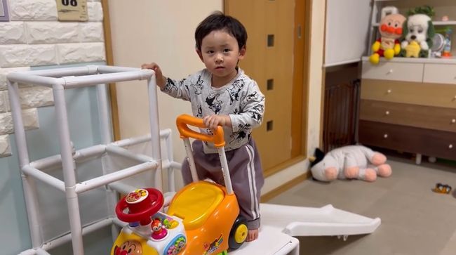 19才差の姉に叱られた1才児。あからさまな落ち込みっぷりがかわいい！