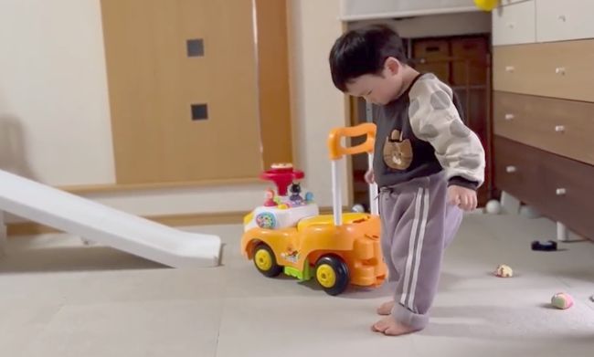 19才差の姉に叱られた1才児。あからさまな落ち込みっぷりがかわいい！