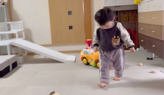 19才差の姉に叱られた1才児。あからさまな落ち込みっぷりがかわいい！