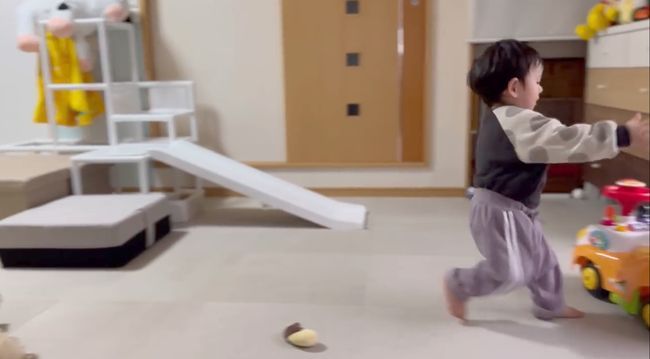 19才差の姉に叱られた1才児。あからさまな落ち込みっぷりがかわいい！