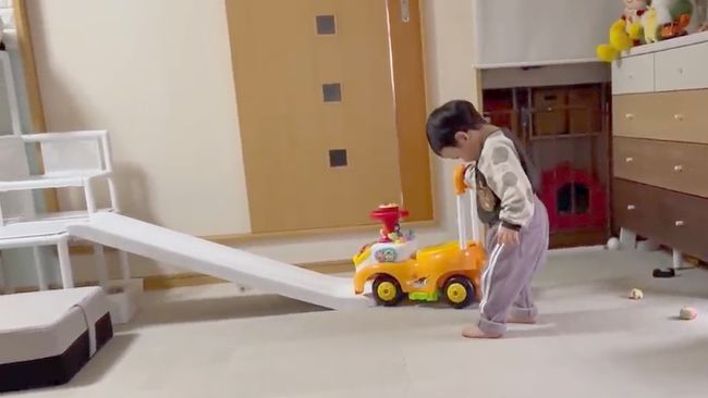 19才差の姉に叱られた1才児。あからさまな落ち込みっぷりがかわいい！