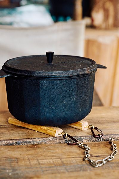 キャンプ飯に超便利！アウトドア上級者が激推しするダッチオーブン3選
