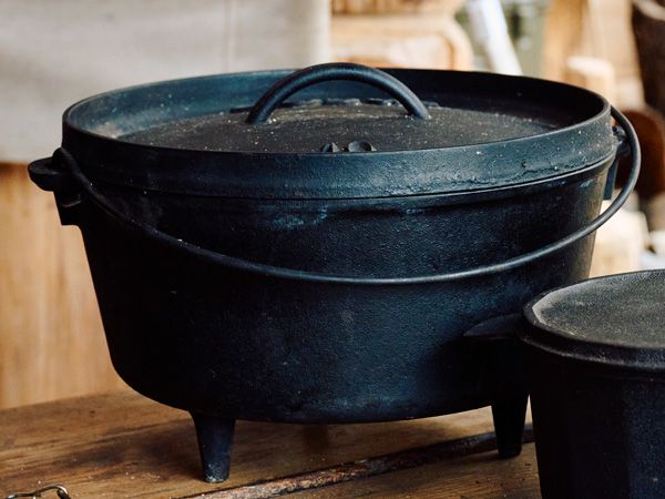 キャンプ飯に超便利！アウトドア上級者が激推しするダッチオーブン3選