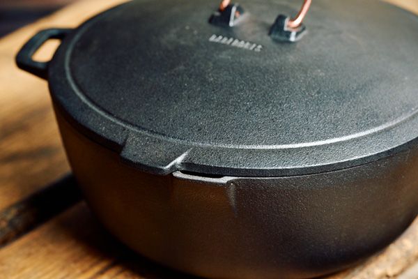 キャンプ飯に超便利！アウトドア上級者が激推しするダッチオーブン3選