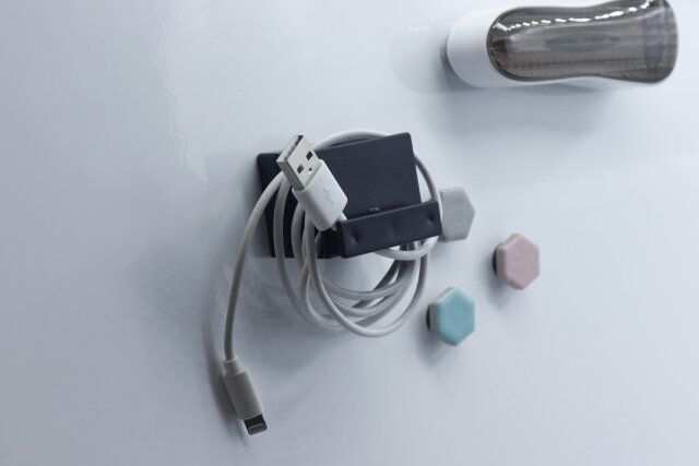 セリアのモバイル収納グッズのマグネットで取り付けるコードホルダー