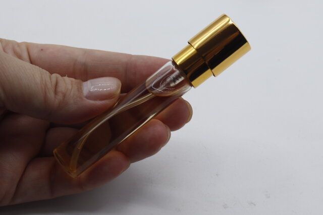 スリーピーのアトマイザー ケース、B（ティンカー・ベル）に香水を詰めた様子