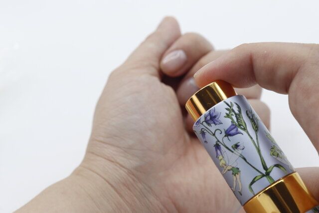 スリーピーのアトマイザー ケース、B（ティンカー・ベル）をスプレーする様子