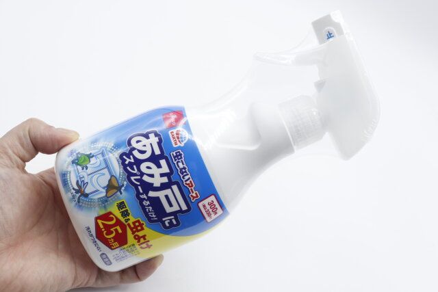 ダイソーの虫こないアース あみ戸にスプレーするだけ駆除＆虫よけ