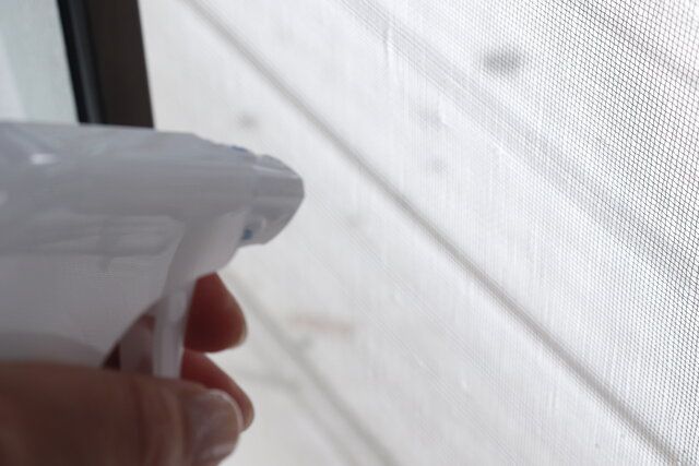 ダイソーの虫こないアース あみ戸にスプレーするだけ駆除＆虫よけの使用例