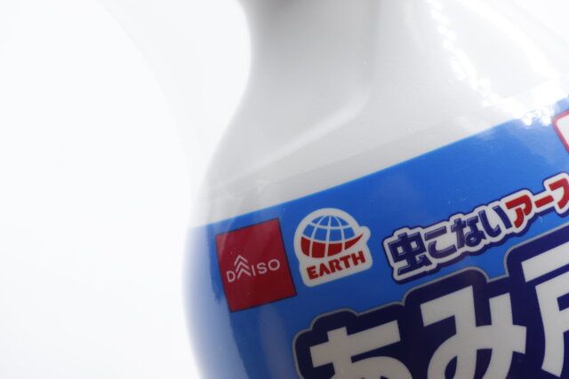 ダイソーの虫こないアース あみ戸にスプレーするだけ駆除＆虫よけは専用商品