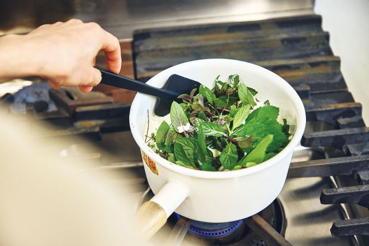 ハーブをミルクで煮出す様子