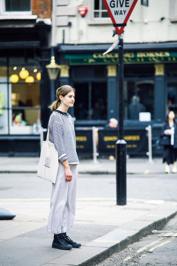 ホワイトをベースにポイントカラーをダークにして、メリハリの効いたボーイズライクコーデ