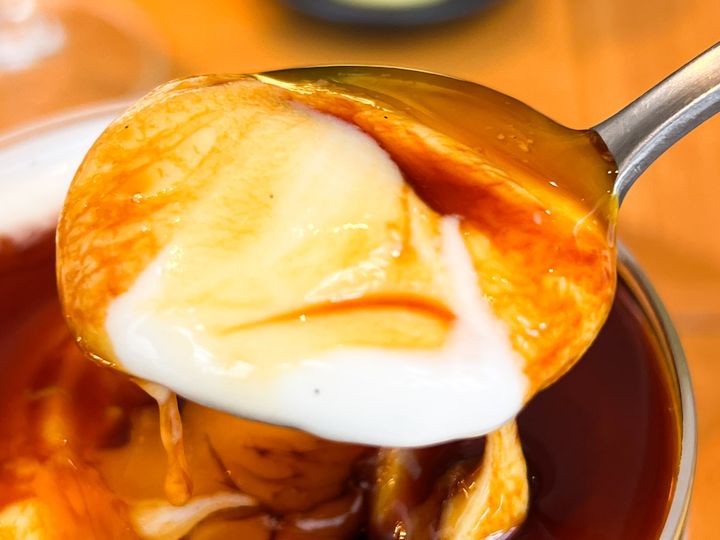 スプーンですくった「NAMAプリン」