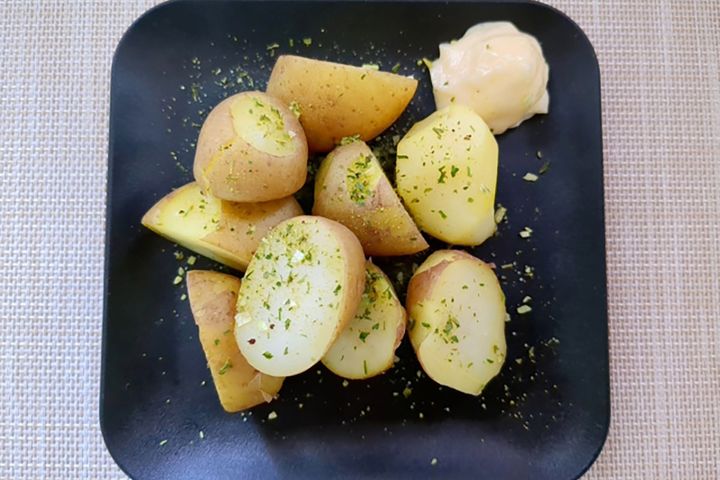 ▲水洗いで皮の表面の汚れを落とし、皮付きのまま、茹でたり蒸したり揚げたりして食べたい「新じゃがいも」。