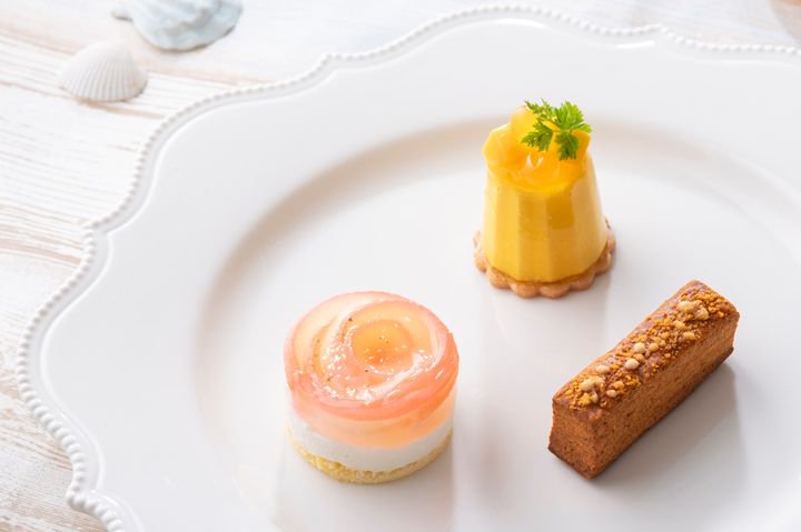 「桃のコンポート＆フロマージュブランムース」「アルフォンソマンゴーのムース」「トマトフロマージュのクッキーサレ」