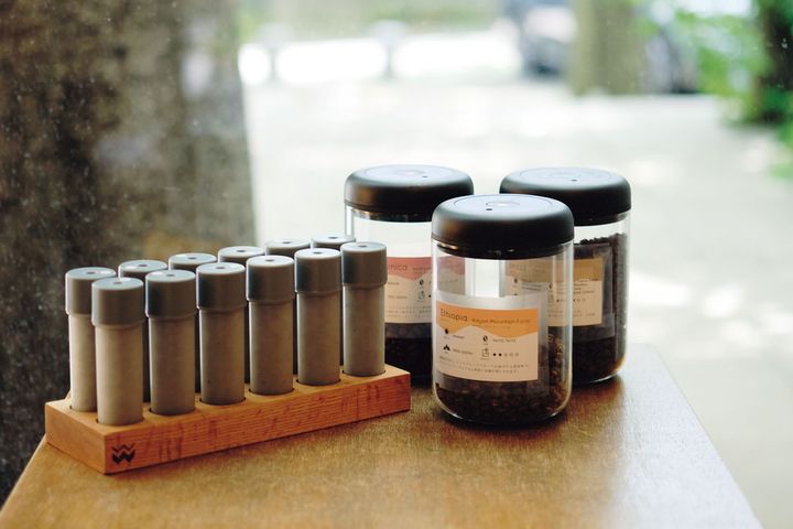 Fellow〉のキャニスターと〈Weber Workshops〉のビーンセラー