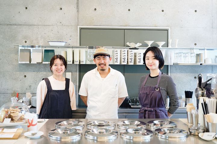 左からパティシエの嶋垣萌恵さん、バリスタの志村拓未さん、店長＆バリスタの小串夏子さん。