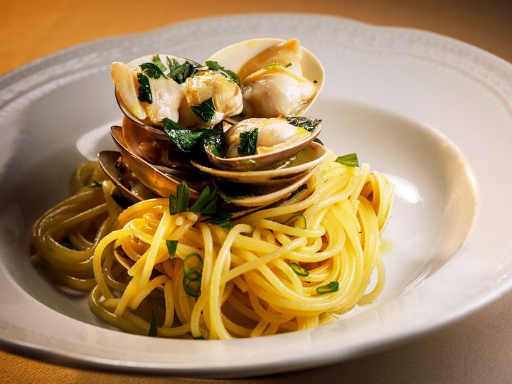 麻布十番『ピアット スズキ』の「小ハマグリと青唐辛子」