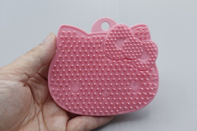 ダイソーのキティちゃん型メイクブラシクリーナー K／T