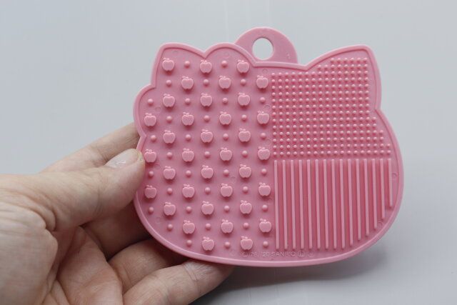 ダイソーの便利なキティちゃんのメイクブラシクリーナー K／T