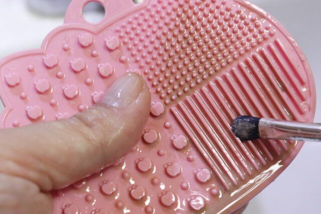 ダイソーのごっそり汚れが落ちるメイクブラシクリーナー K／T