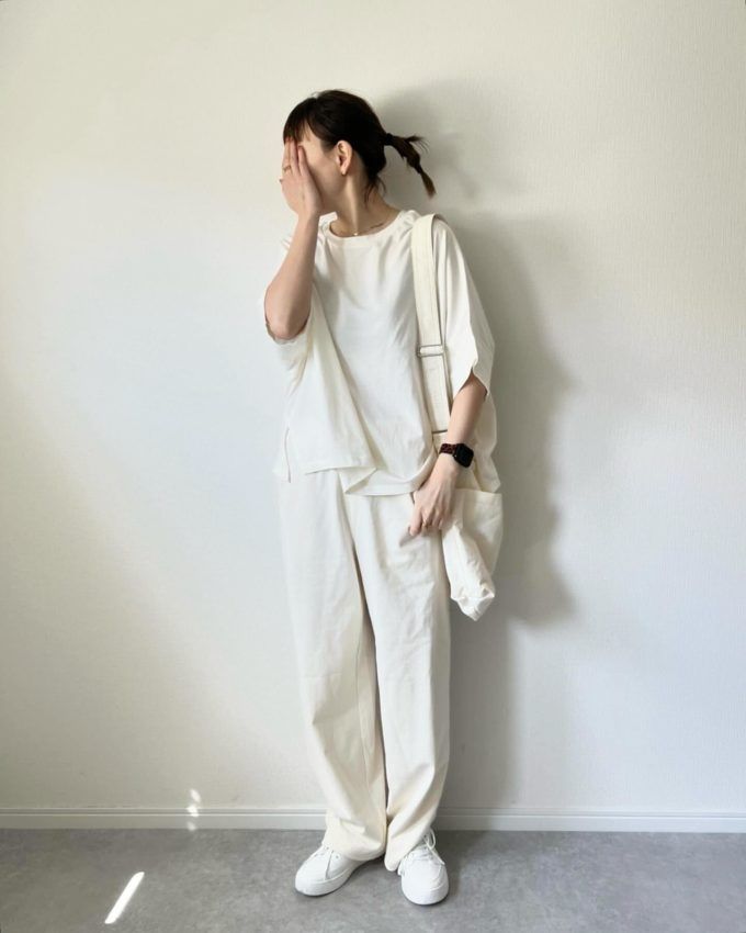 ドレープデニムタックパンツ×UNIQLO：Cのオフホワイトの「スニーカー」