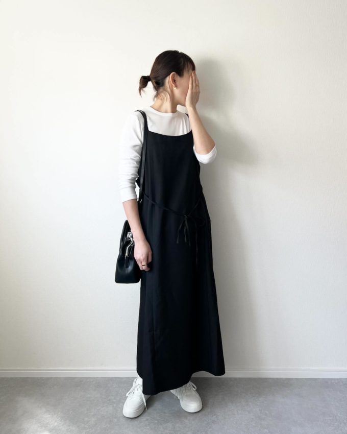 リネンライクロングキャミワンピース×UNIQLO：Cのオフホワイトの「スニーカー」