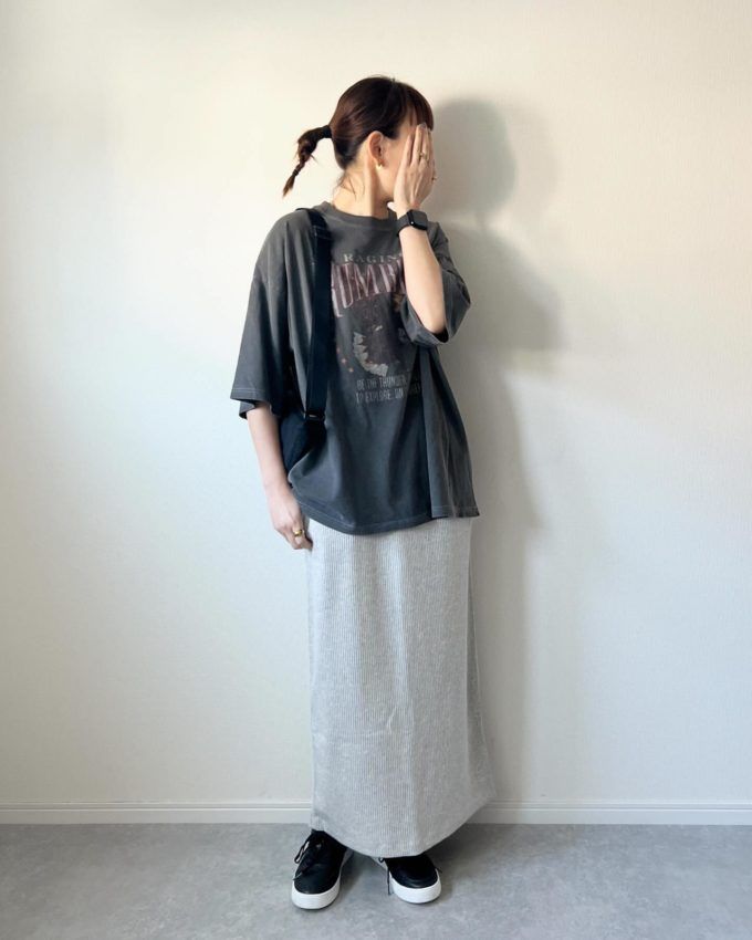 リブタイトロングスカート×UNIQLO：Cのブラックの「スニーカー」