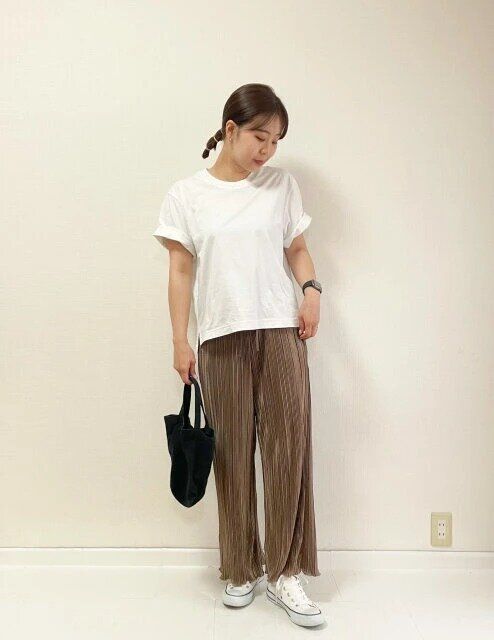 白TとプリーツパンツのNGコーデ